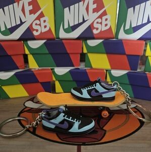 Bundle 2 Pairs of Nike SB mini sneakers keychain (Only in slide show).